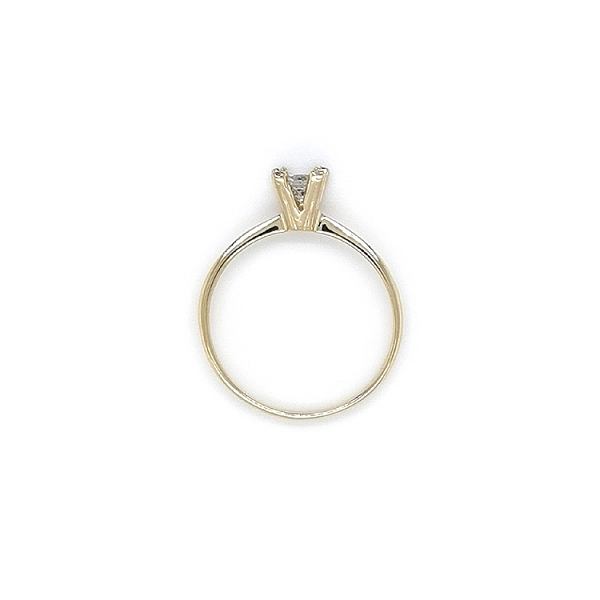 Nhẫn đính hôn bằng vàng với đá zircon