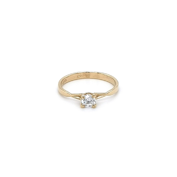 Nhẫn đính hôn bằng vàng với đá zircon