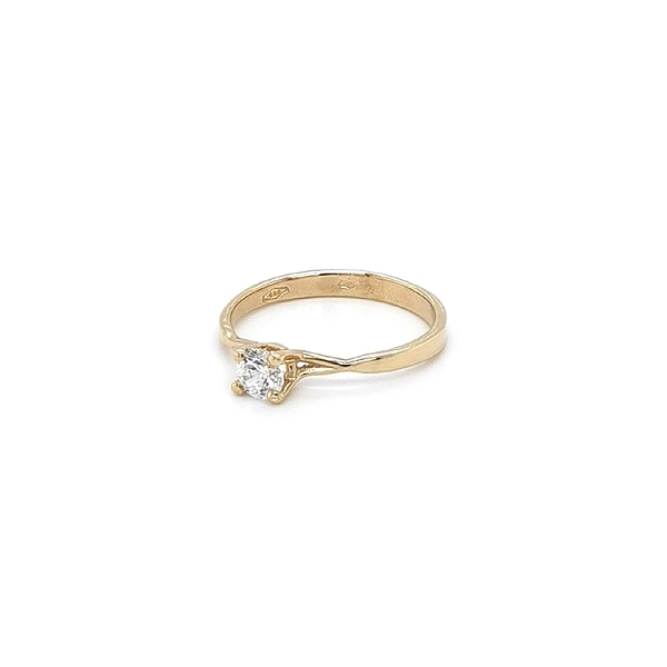 Nhẫn đính hôn bằng vàng với đá zircon