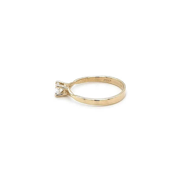 Nhẫn đính hôn bằng vàng với đá zircon