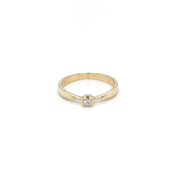 Nhẫn đính hôn bằng vàng với đá zircon