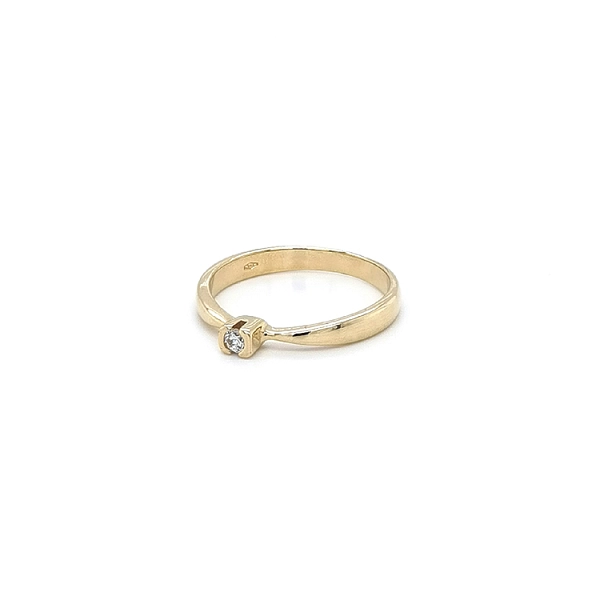 Nhẫn đính hôn bằng vàng với đá zircon