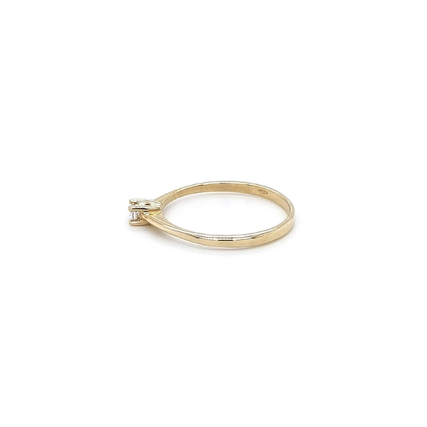 Nhẫn đính hôn bằng vàng với đá zircon