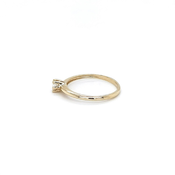 Nhẫn đính hôn bằng vàng với đá zircon