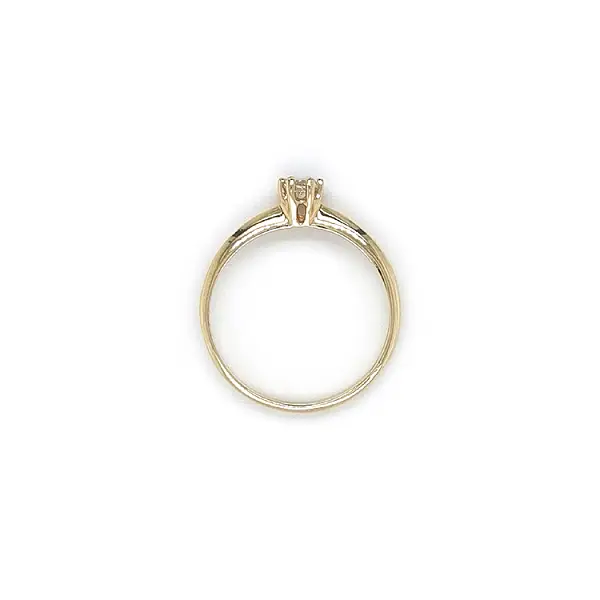 Nhẫn đính hôn bằng vàng với đá zircon