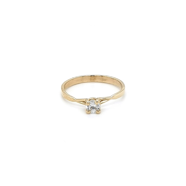 Nhẫn đính hôn bằng vàng với đá zircon