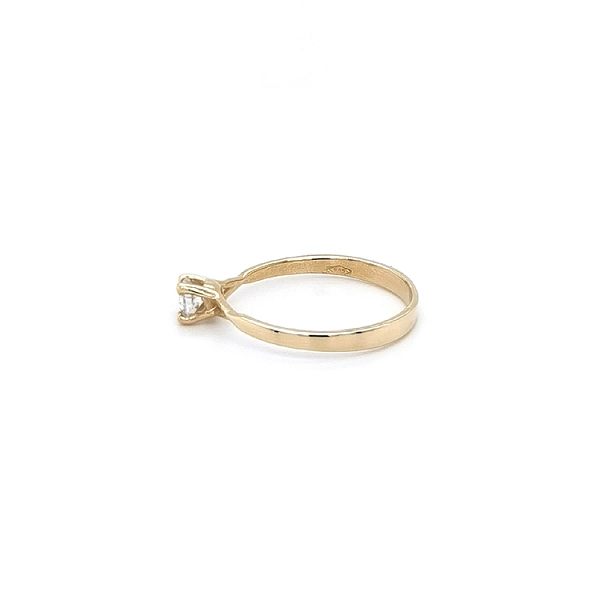 Nhẫn đính hôn bằng vàng với đá zircon