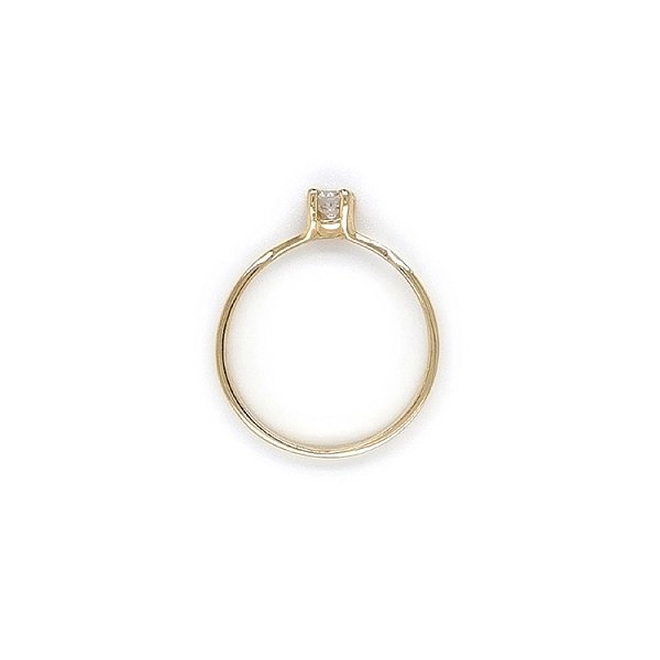 Nhẫn đính hôn bằng vàng với đá zircon