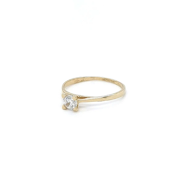 Nhẫn đính hôn bằng vàng với đá zircon
