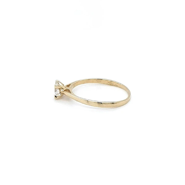 Nhẫn đính hôn bằng vàng với đá zircon