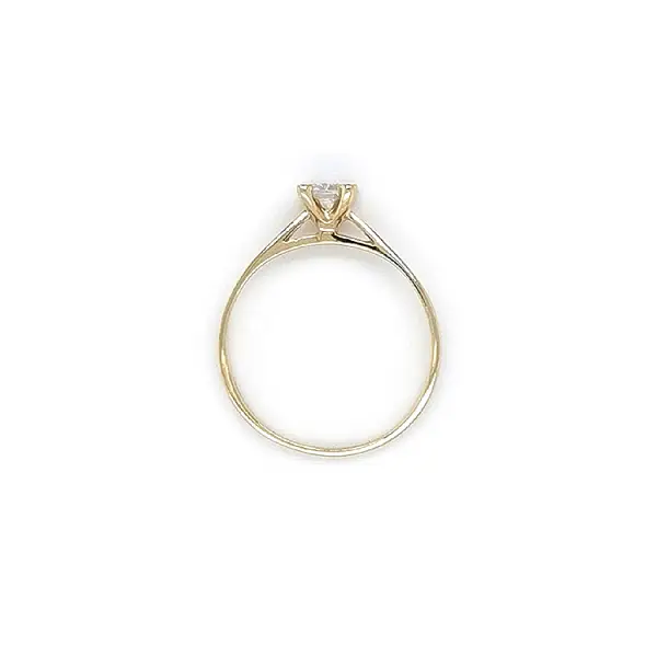 Nhẫn đính hôn bằng vàng với đá zircon