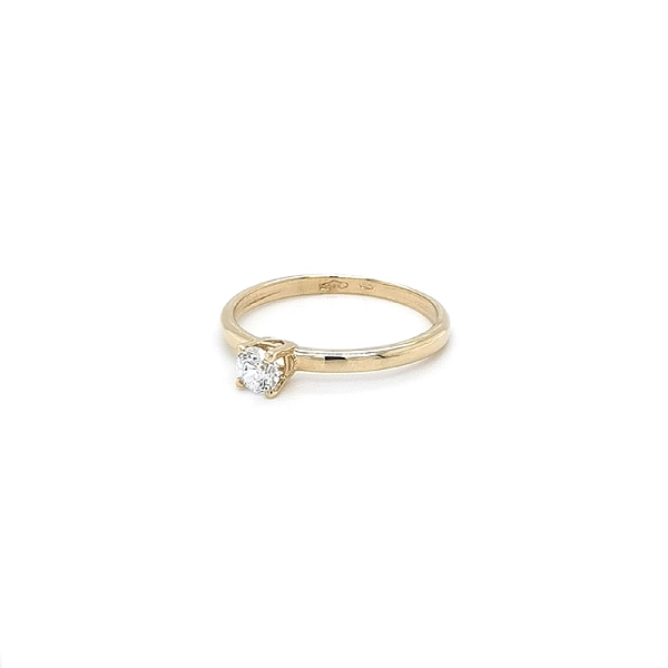 Nhẫn đính hôn bằng vàng với đá zircon
