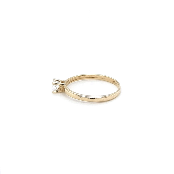 Nhẫn đính hôn bằng vàng với đá zircon