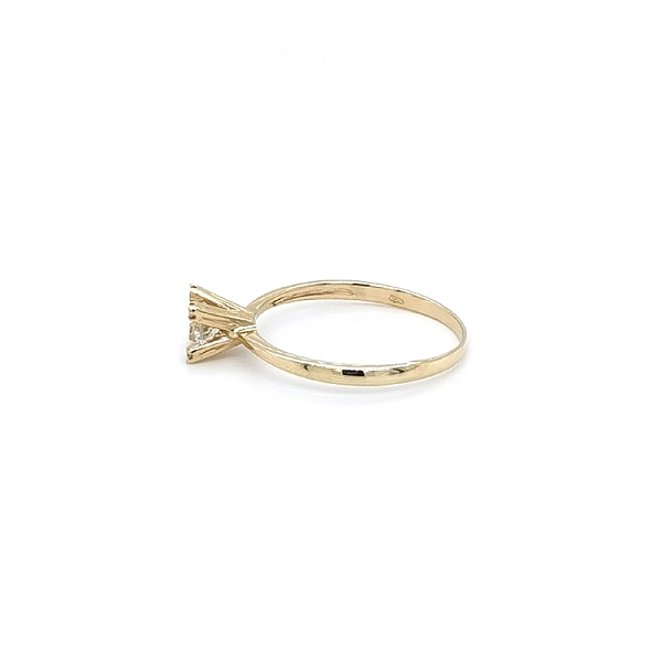 Nhẫn đính hôn bằng vàng với đá zircon