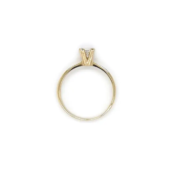 Nhẫn đính hôn bằng vàng với đá zircon