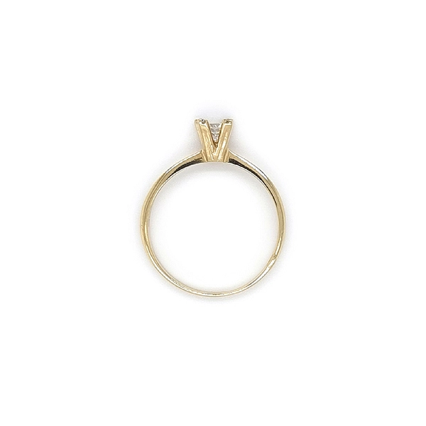 Nhẫn đính hôn bằng vàng với đá zircon
