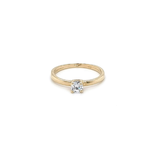 Nhẫn đính hôn bằng vàng với đá zircon