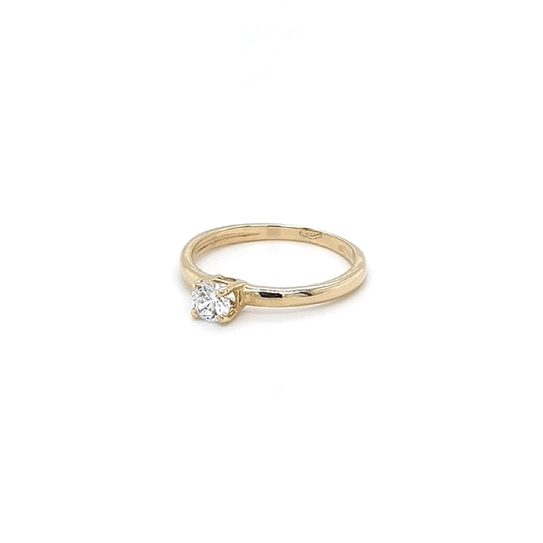 Nhẫn đính hôn bằng vàng với đá zircon