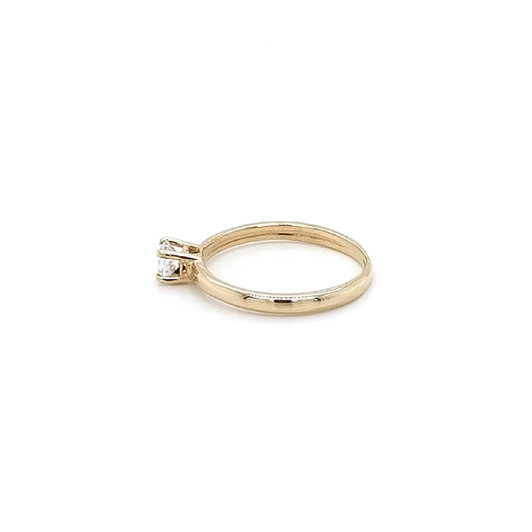 Nhẫn đính hôn bằng vàng với đá zircon