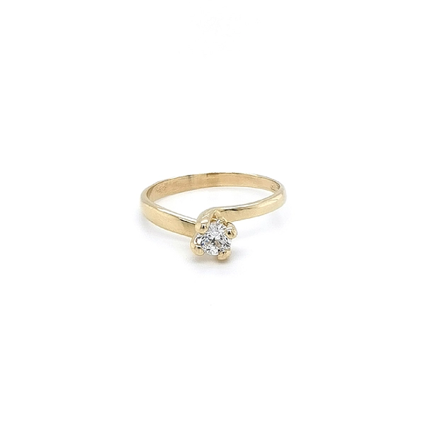 Nhẫn đính hôn bằng vàng với đá zircon