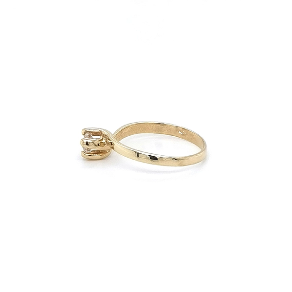 Nhẫn đính hôn bằng vàng với đá zircon
