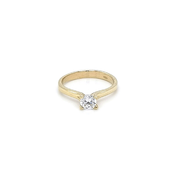 Nhẫn đính hôn bằng vàng với đá zircon