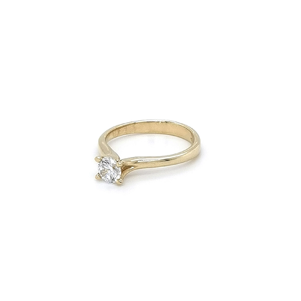 Nhẫn đính hôn bằng vàng với đá zircon