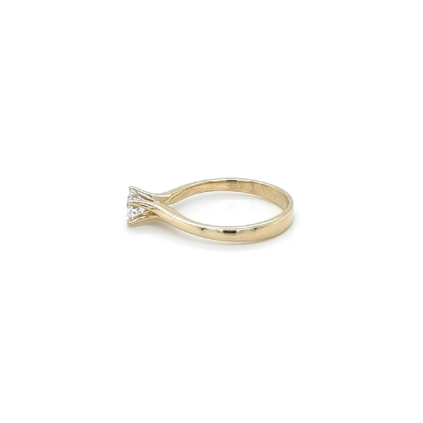 Nhẫn đính hôn bằng vàng với đá zircon