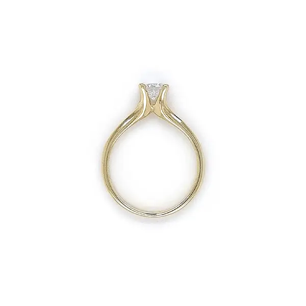 Nhẫn đính hôn bằng vàng với đá zircon