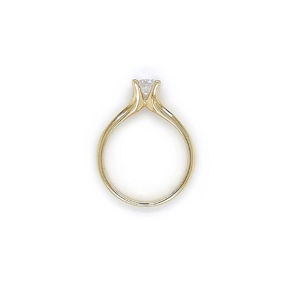 Nhẫn đính hôn bằng vàng với đá zircon