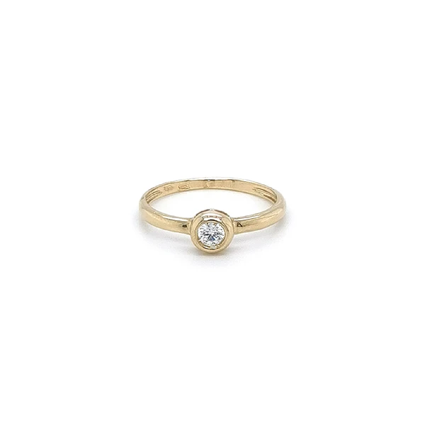 Nhẫn đính hôn bằng vàng với đá zircon