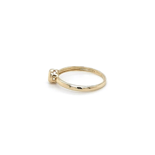 Nhẫn đính hôn bằng vàng với đá zircon