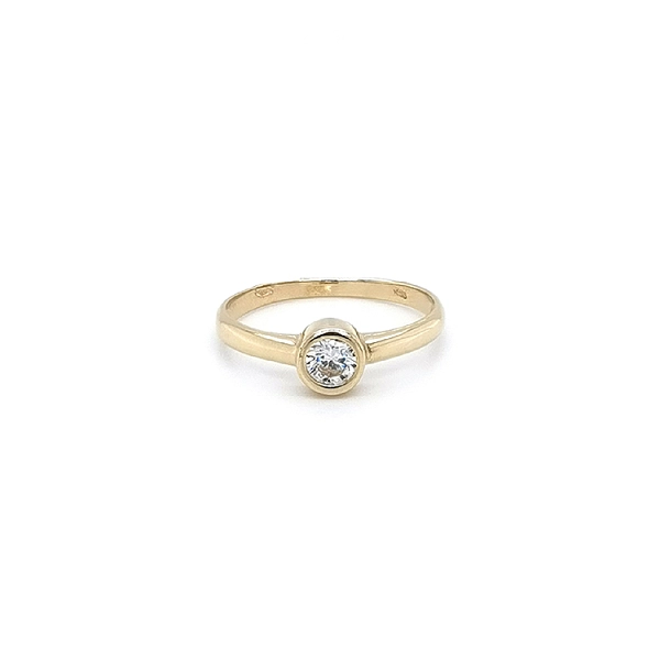 Nhẫn đính hôn bằng vàng với đá zircon
