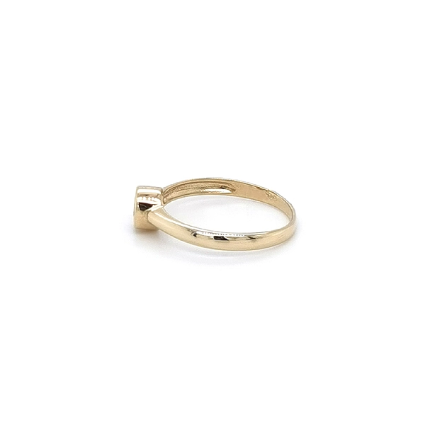 Nhẫn đính hôn bằng vàng với đá zircon