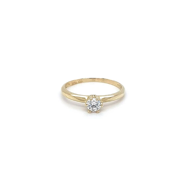 Nhẫn đính hôn bằng vàng với đá zircon