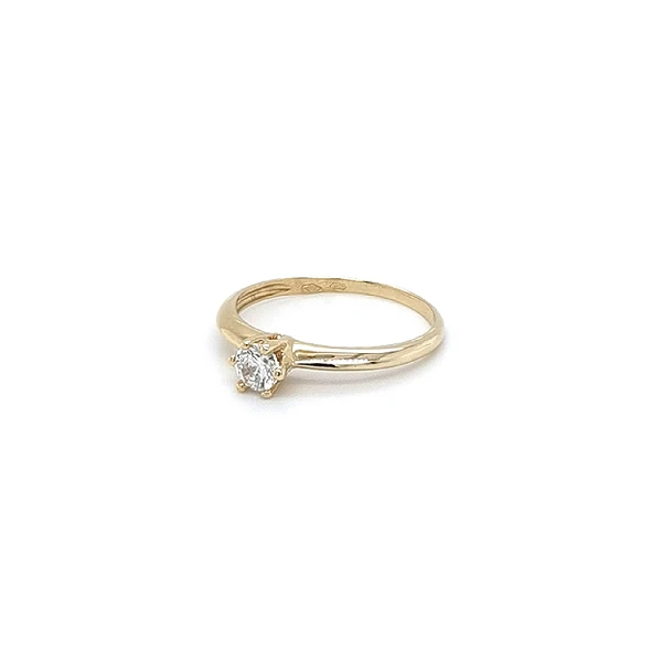 Nhẫn đính hôn bằng vàng với đá zircon