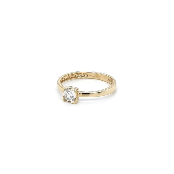 Nhẫn đính hôn bằng vàng với đá zircon