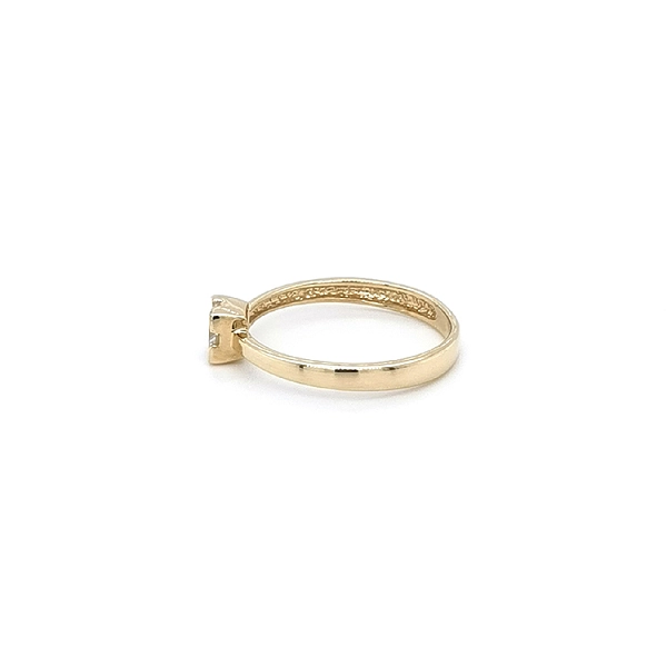 Nhẫn đính hôn bằng vàng với đá zircon