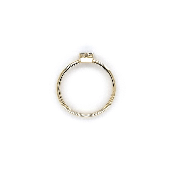Nhẫn đính hôn bằng vàng với đá zircon