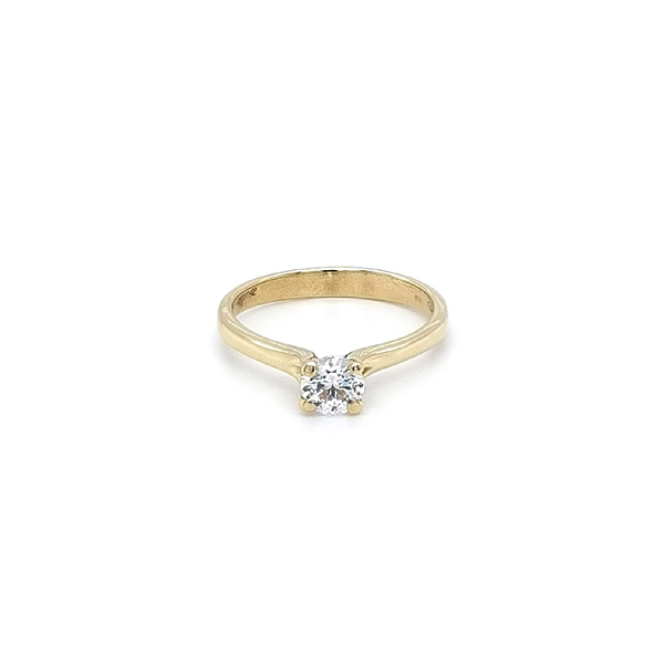 Nhẫn đính hôn bằng vàng với đá zircon