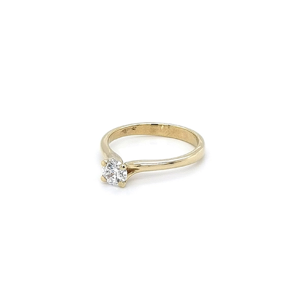Nhẫn đính hôn bằng vàng với đá zircon