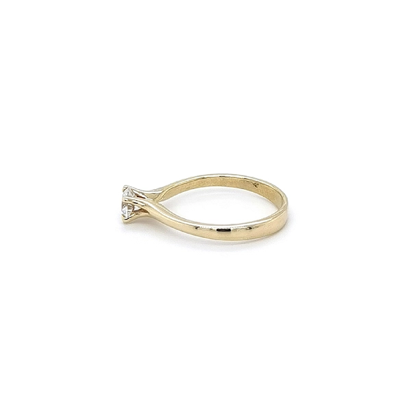 Nhẫn đính hôn bằng vàng với đá zircon