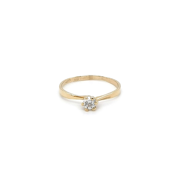 Nhẫn đính hôn bằng vàng với đá zircon