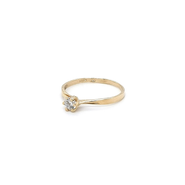 Nhẫn đính hôn bằng vàng với đá zircon