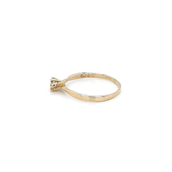 Nhẫn đính hôn bằng vàng với đá zircon