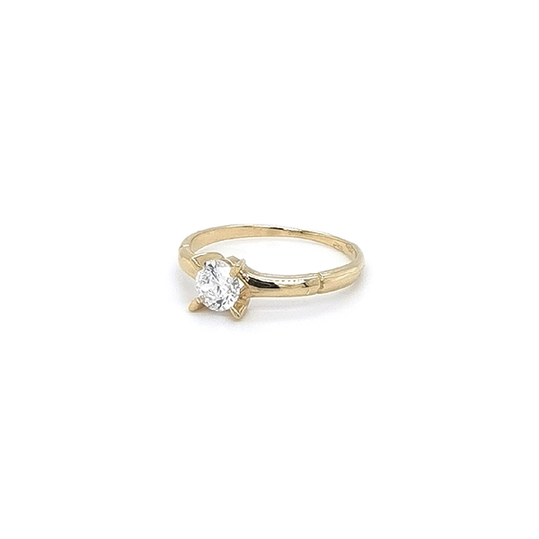 Nhẫn đính hôn bằng vàng với đá zircon