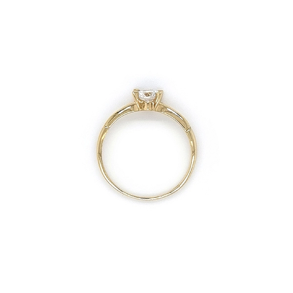 Nhẫn đính hôn bằng vàng với đá zircon