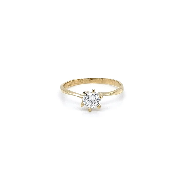 Nhẫn đính hôn bằng vàng với đá zircon