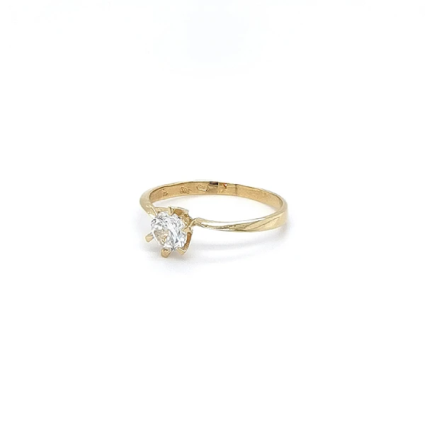 Nhẫn đính hôn bằng vàng với đá zircon