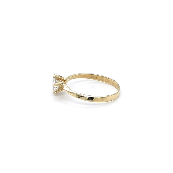 Nhẫn đính hôn bằng vàng với đá zircon